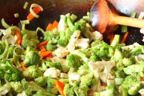 How steel was tempered: preparing a wok pan for use, vegetables in a wok pan