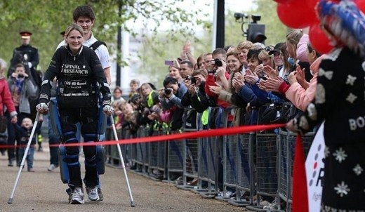 Claire lomas finishes on London Marathon 