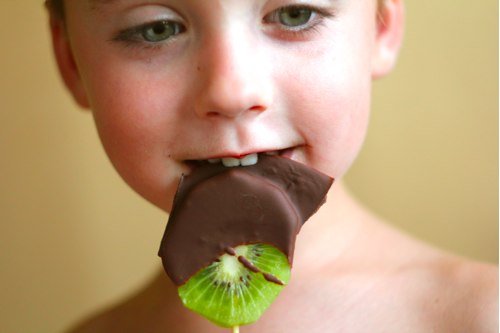 Cold summer desserts: frozen kiwi in chocolate