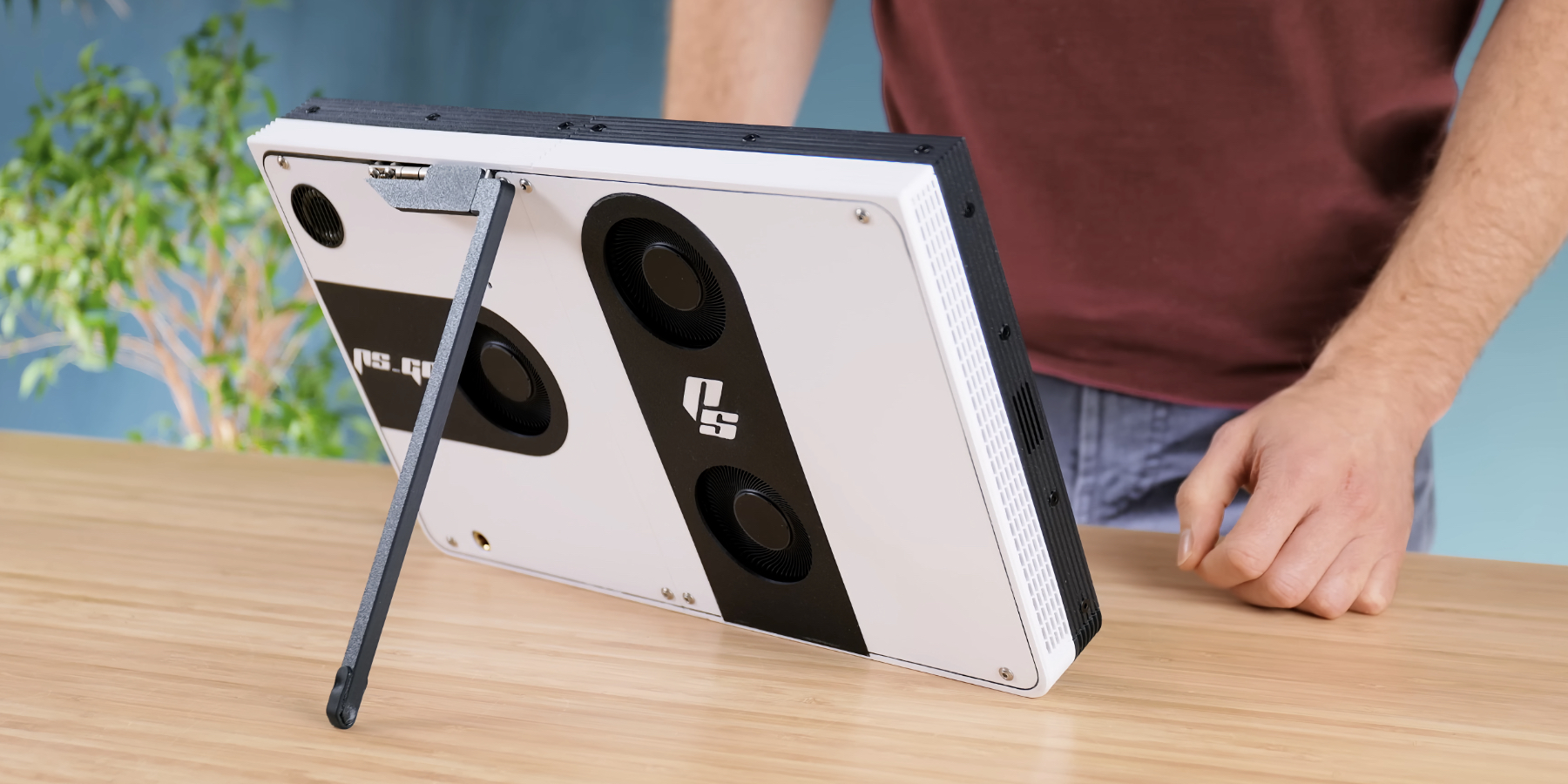 An enthusiast has assembled a portable PS5. It turned out to be a tablet with a stand